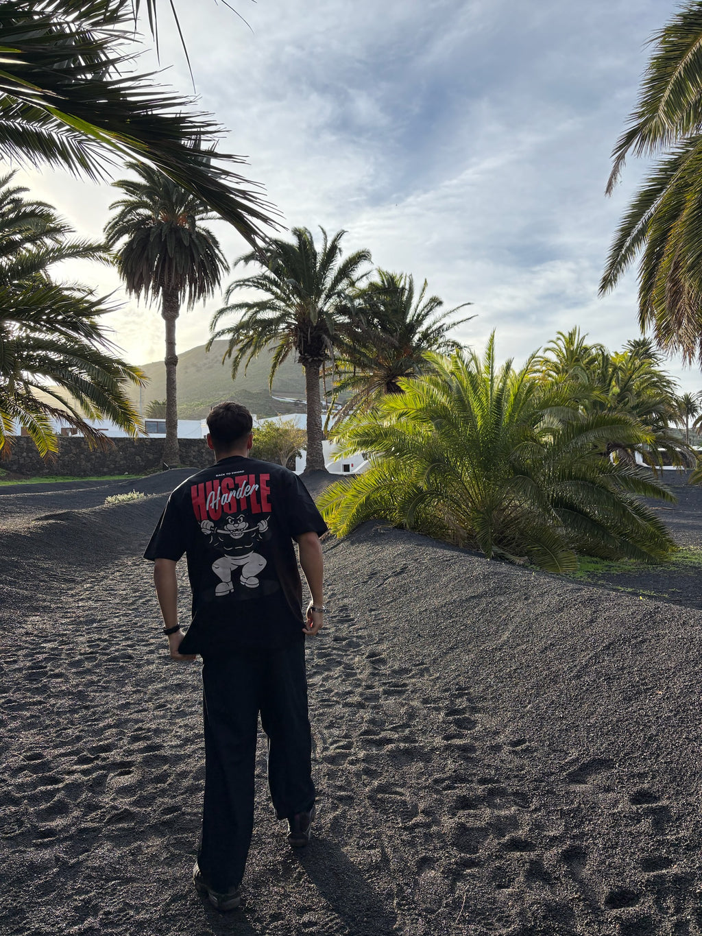 CAMISETA MANGA CORTA NEGRA HUSTLE HARDER | DROP 01 - EMBRACE VIOLENCE