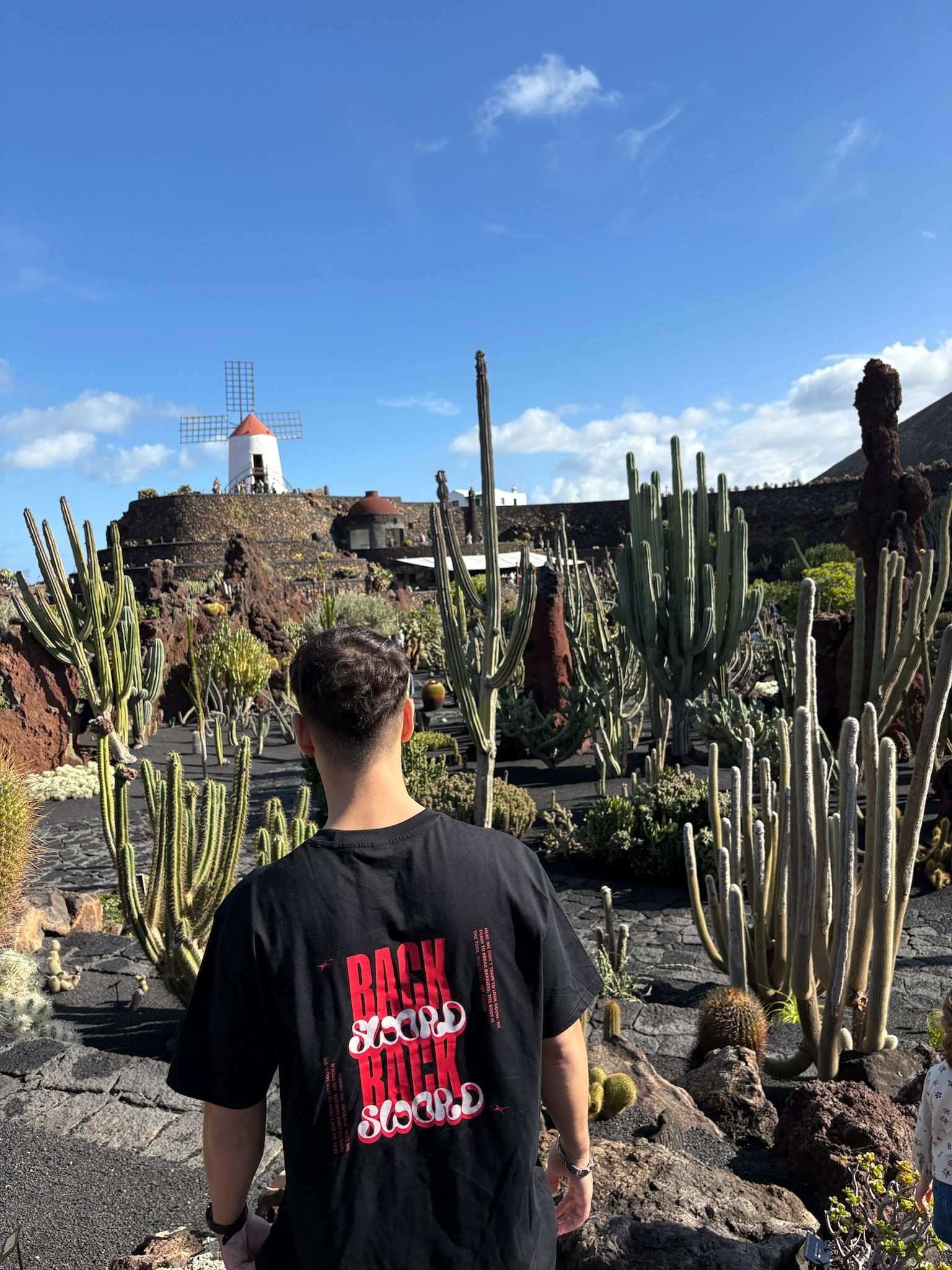 CAMISETA MANGA CORTA NEGRA BACKTOSWORD STUDIO | DROP 01 - EMBRACE VIOLENCE